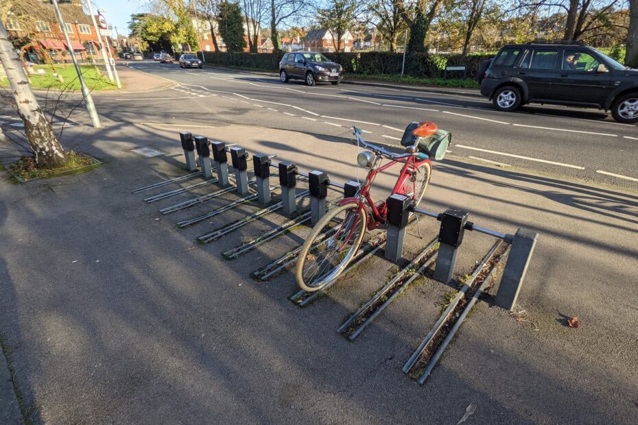 [photo of the useless bike rack outside Loughton job centre]